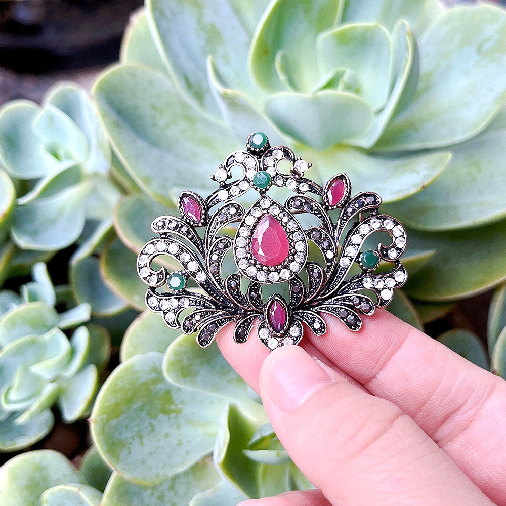 Vintage Turkish Women Brooch B - Embroidery Fonts のレビューと価格