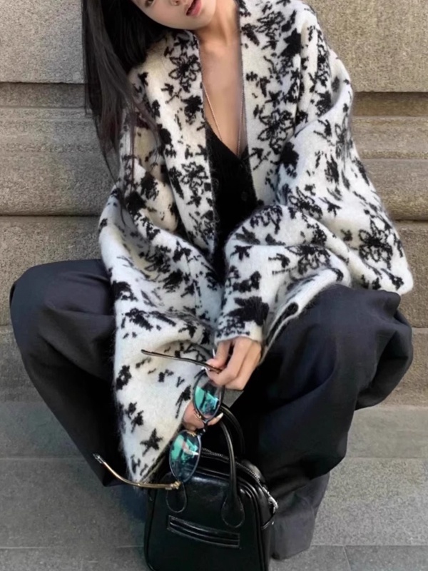 Retro Black White Color Block  - Embroidery Unique Design のレビューと価格