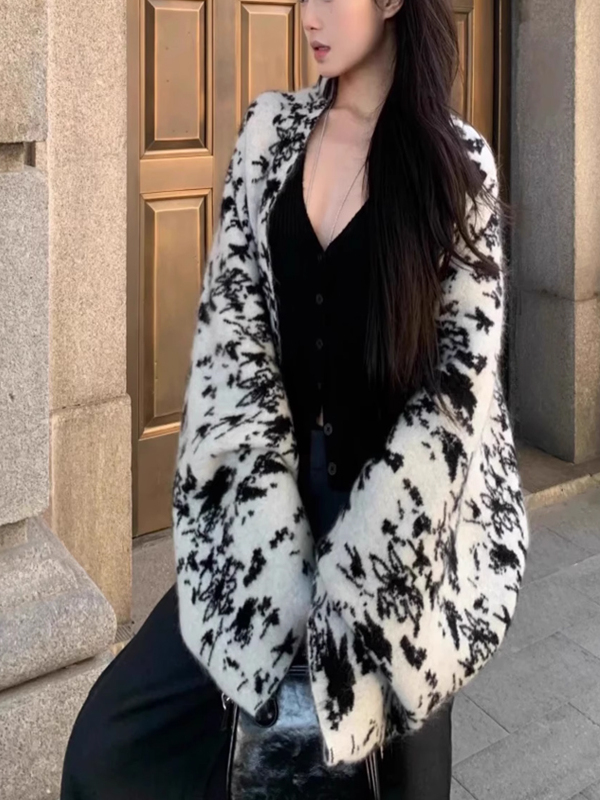 Retro Black White Color Block  - Embroidery Unique Design のレビューと価格