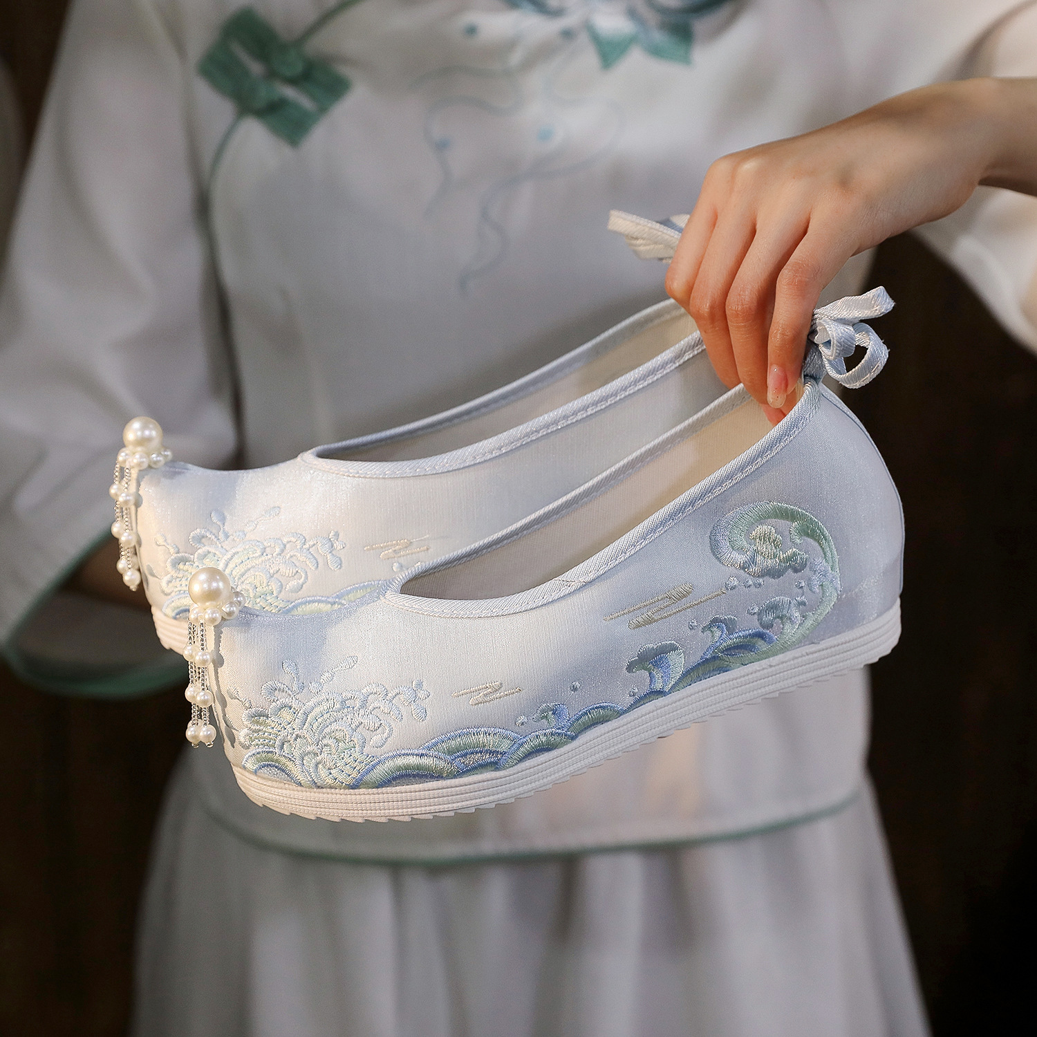 Waves Hanfu Shoes Female Embro - Embroidery Dress のレビューと価格